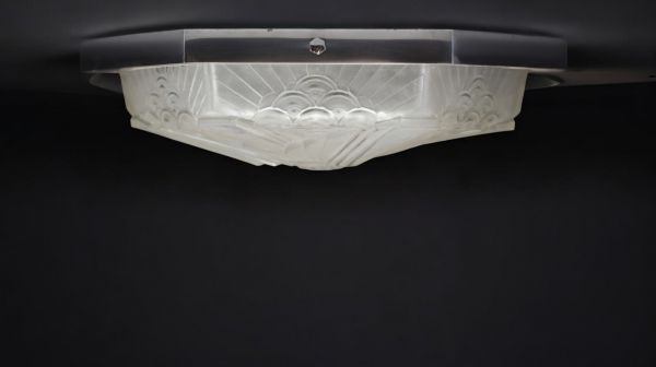 Charles SCHNEIDER (1881-1953) Plafonnier Art Déco hexagonal en métal chromé et coupole en verre moulé pressé à décor géométrique stylisé, signé.