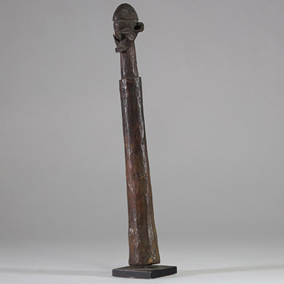 Baton / sceptre Yaka, RD Congo. Bois, très belle patine avec usure d’utilisation le long du manche. Très grande finesse dans les détails du visage.  H : 31 cm . 1er tiers XXème s. Ex collection privée Bruxelles.