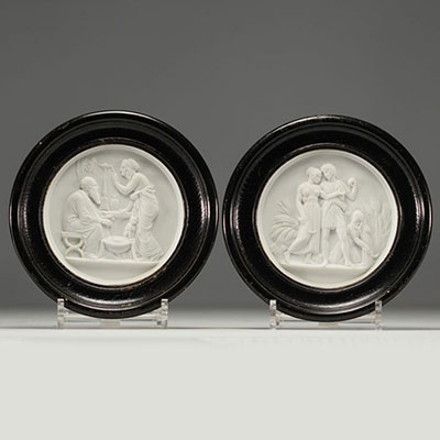 Paire de médaillons en porcelaine, scène 