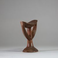 Appuie nuque Oromo, Ethiopie. Bois, nombreux motifs finement incisés. Usure de la surface due à l’utilisation prolongée. Ex galerie art tribal, Bruxelles . Début XXème ou antérieur. H : 18 cm