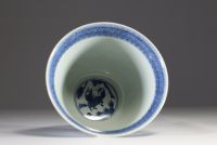 Chine - Vase en porcelaine blanc bleu à décor de daims, XXème, marque sous la pièce.