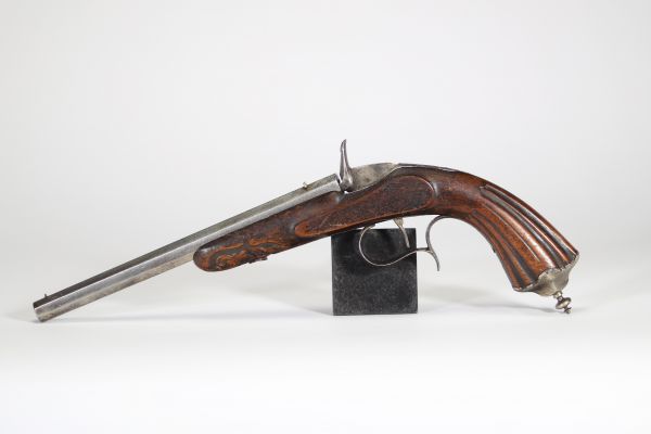 Pistolet de tir système Flobert, canon octogonal, crosse en noyer, fin XIXème.