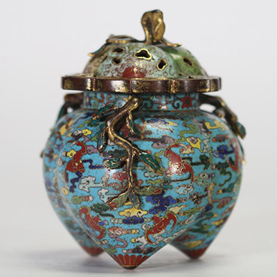Rare brûle-parfum en bronze cloisonné en forme de fruit stylisé à couvercle ajouré, décor de rinceaux multicolores sur fond turquoise