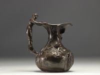 Ensemble d'une verseuse et d'un vase Art Nouveau en étain polis, vers 1900.