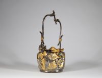 Petit pot ornemental en bronze, décor de souris – Asie de l’Est, fin XIXe / début XXe siècle Travail en bronze ciselé et partiellement doré – Japon 