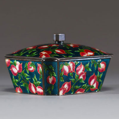 Chine - Rare boîte en argent massif et émail polychrome à décor de pêches.