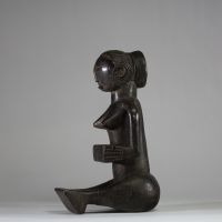 Porteuse de coupe Mboko Luba, RD Congo. Bois relativement léger. Forme résolument moderniste avec une coupe rectangulaire. Patine sombre. H : 35 cm. Collecté sur site par A.S., St Idesbald, début des années 1950