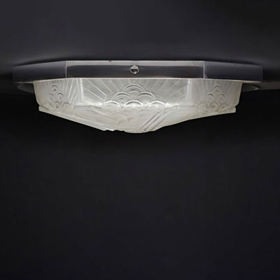 Charles SCHNEIDER (1881-1953) Plafonnier Art Déco hexagonal en métal chromé et coupole en verre moulé pressé à décor géométrique stylisé, signé.