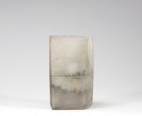 Daum Nancy, vase losangique à décor émaillé en grisaille, scène hollandaise au moulin Raffiné vase en verre opalescent de forme losangique, à décor peint en grisaille représentant une scène hollandaise avec moulin, maisons et silhouettes de voiliers. La finesse du trait et le rendu atmosphérique confèrent à cette pièce un charme poétique propre à certaines productions de la maison Daum. Signature