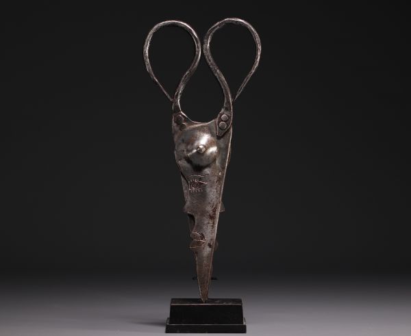 Jean COCTEAU (1889-1963) dans le goût de. - Paire de ciseaux en fer forgé et sculpté.