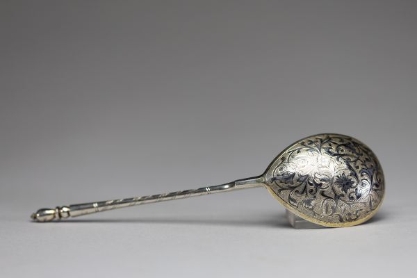 Russie - Cuillère à caviar en argent niellé, poinçon russe 84 et poinçon de Moscou, 1852.