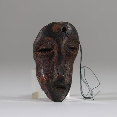 Rare masquette ou pendentif Lega, RD Congo, os spongieux. Très belle patine ancienne et usure d’usage. Collecté sur site par A.S., St Idesbald, début des années 1950. Début XXème s.  H : 7,5 cm