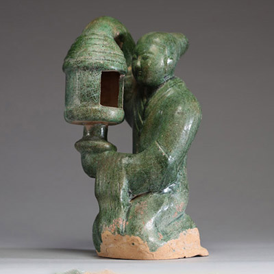 Chine - Sculpture en terre cuite monochrome vernissée verte représentant un personnage tenant une lanterne, époque Ming (?)