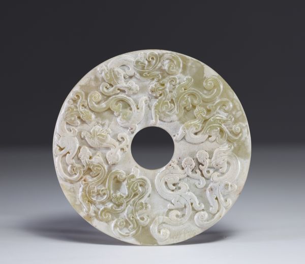 Chine - Disque Bi en jade altéré sculpté vert clair à décor de dragons, Royaume Combattants, dynastie Han.