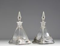 Paire de carafes en verre et étain de style Art Nouveau.