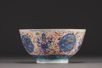 Chine - Grand bol en porcelaine à décor de lions en cartouche et fleurs, marque Ming.