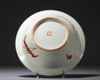 Chine - Paire de plats creux en porcelaine famille rose à décor de personnages, fleurs et chauve souris.