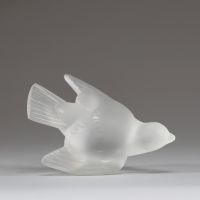 LALIQUE France - Oiseau presse-papier en verre moulé et sablé, signé sur la base.