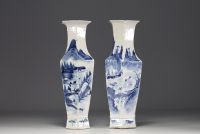 Chine - Paire de vases en porcelaine blanc bleu à décor de paysage, époque XIXème.