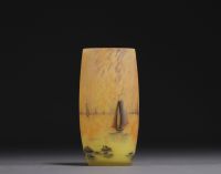 DAUM Nancy - Petit vase en verre nuancé et émaillé à décor de voiliers, signé sous la base.