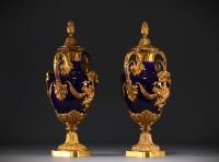 Paire de vases couverts de style Louis XVI en porcelaine 