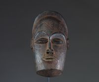 Afrique RDC - Masque chokwé « Mwana Pwo » en bois sculpté, patine tribale d'usage, Congo RDC/Angola, 1ère moitié XXème.