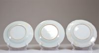 Chine - Ensemble de trois assiettes en porcelaines famille rose, époque XVIIIe siècle