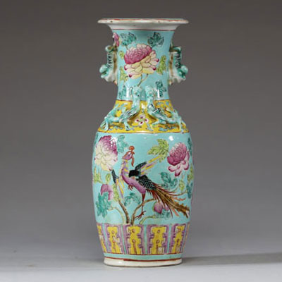 Chine - Vase en porcelaine polychrome famille rose à décor de pivoines et de phénix, XIXème.