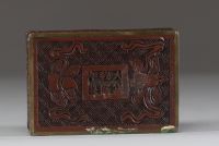 Boîte rectangulaire en laque de cinabre rouge à décor de personnages, Chine, marque Qianlong