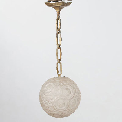 J. ROBERT (XX) - Art Deco suspension lamp, stylized pressed moulded glass globe and nickel-plated brass chain, circa 1930.