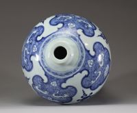 Imposant vase en porcelaine de forme Meiping à décor bleu sous couverte, Chine