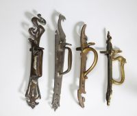Ensemble de quatre poignées de porte à poucier en bronze patiné - Belgique - Vers 1900.