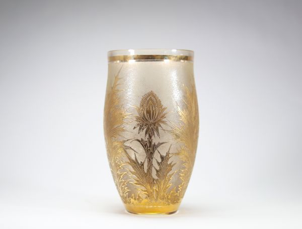 Élégant vase Art Nouveau en verre dégagé à l’acide, orné de chardons dorés – vers 1900
