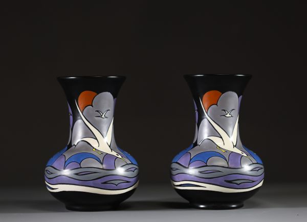 Zénith Gouda Meeuw - Paire de vases en faïence polychrome à décor de Mouettes, dessin de Willem Stuurman, exécuté par Zenith, Gouda, Pays-Bas, vers 1930.