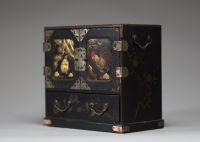 Japon - Petit cabinet en laque noire et or à décor de coq et de poule, fin d'époque Meiji.