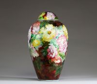 Camille FAURÉ (1874-1956) - Vase couvert Art Déco en cuivre émaillé à décors d’anémones multicolores, signé C. Fauré, Limoges, France.