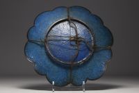 Japon - Plat en émail cloisonné à décor de fleurs et de papillons sur fond noir, Meiji.