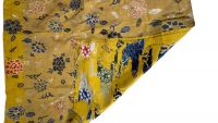 Chine - Panneau brocart rectangulaire en soie jaune à motif de pivoines multicolores tissées de fils polychromes, XIXème.