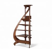 Paul Hankar (1859-1901) – Attribué à Rare porte-partition / sellette en acajou – Travail Art nouveau  Cette pièce unique, à mi-chemin entre le porte-partition et la sellette, est attribuée à Paul Hankar, figure majeure de l’Art nouveau belge. Réalisée en acajou massif, essence précieuse prisée pour sa chaleur et sa densité, elle illustre à la perfection le raffinement sculptural et la maîtrise str
