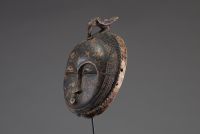 Afrique - Rare masque lune « Anglo Ba » Baoulé surmonté d’un animal, en bois dur sculpté, belle patine, Côte d’Ivoire, début XXème.
