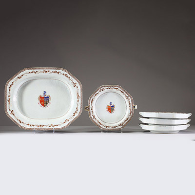 Chine, Compagnie des Indes – Plat à viande et quatre assiettes creuses chauffantes à décor d’armoiries, époque Qianlong (1736–1795) Rare ensemble en porcelaine de commande, à décor armorié polychrome 