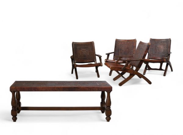 Angel Pazmiño .Ensemble de mobilier comprenant quatre fauteuils, une table basse et un pouf Bois massif et cuir patiné à décor repoussé, Équateur, vers 1960.