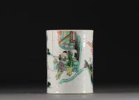 Chine - Pot à pinceaux en porcelaine famille verte à décor de personnages et paysages, Kangxi.