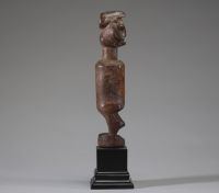 Afrique RDC - Amulette, charme Yaka en bois sculpté, Congo RDC, début XXème, sur socle.