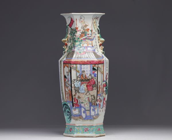 Imposant vase en porcelaine de la famille rose à décor de scènes de vie, XIXe siècle.