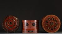 Birmanie - Grande boîte à bétel en bois de bambou tressé et laqué à décor des signes du zodiac et motifs floraux, XIX-XXème.