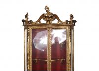 Élégante vitrine italienne en bois sculpté et doré, d'époque Napoléon III.