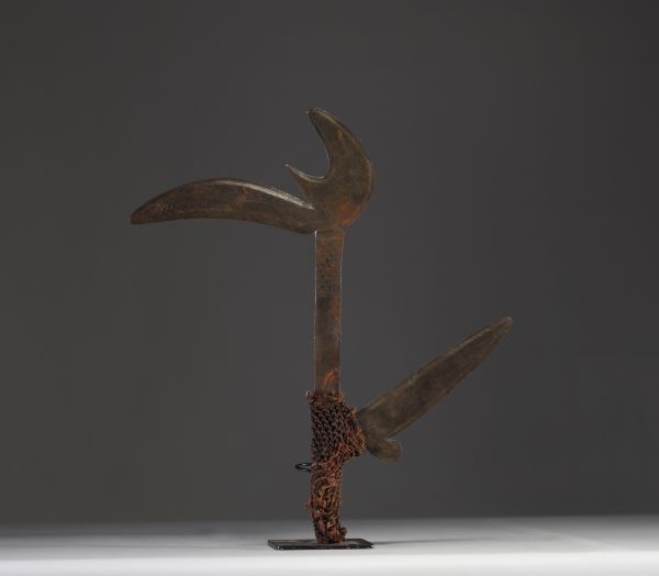 Afrique RDC - Couteau de jet Nzakara, lame en fer forgé ciselé, manche en fibres végétales tressées.