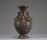 Chine - Vase en bronze à décor archaïsant, époque Ming.