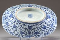 Chine – Coupe en porcelaine bleu blanc à décor de fleurs et chauves-souris, marque Qianlong